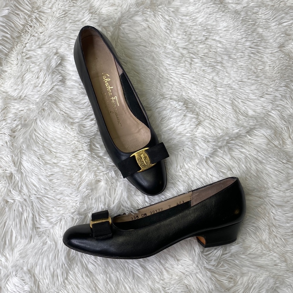 Salvatore Farragamo Vara Pumps, size 7